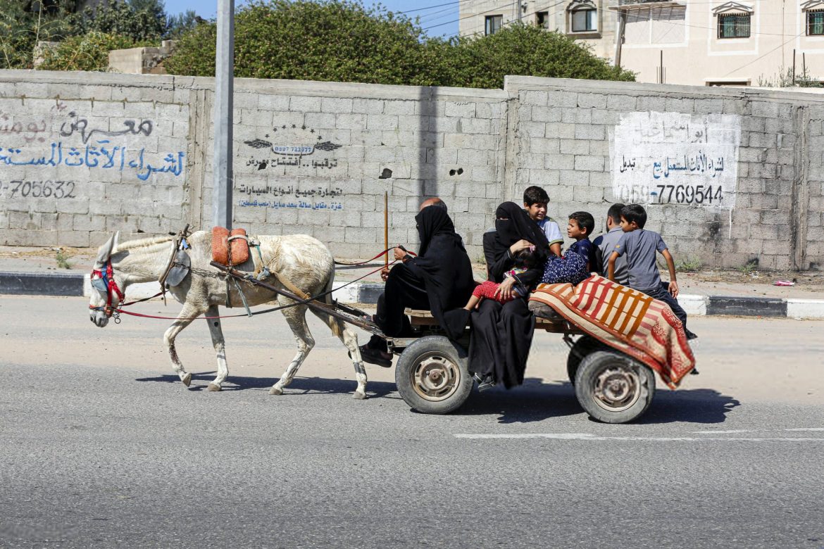 ইসরায়েলের আল্টিমেটাপের পর ভিটেমাটি ছেড়ে যাচ্ছে একটি পরিবার।