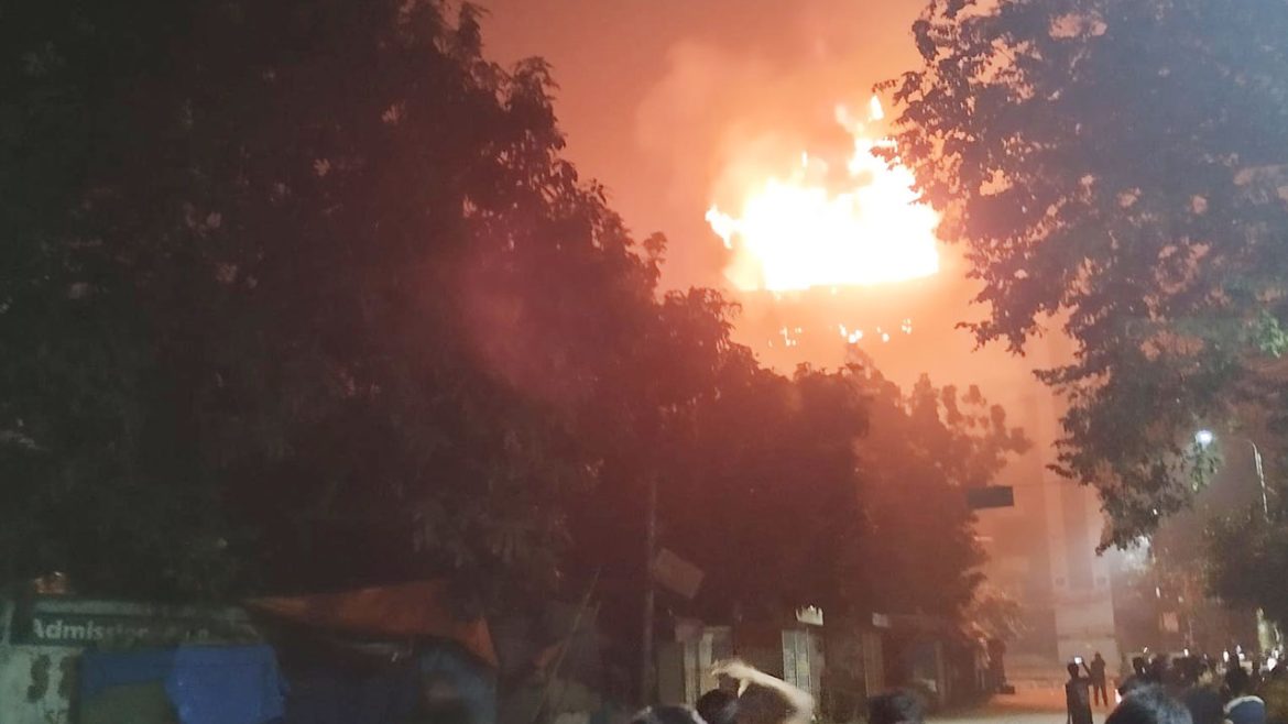 উত্তরায় বিএনএস সেন্টারে ভয়াবহ আগুন, নিয়ন্ত্রণে আনতে কাজ করছে ১৩ ইউনিট
