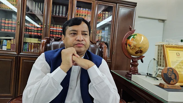 গাজীপুরের সাবেক মেয়র জাহাঙ্গীর শর্ত সাপেক্ষে আবারও আওয়ামী লীগের ক্ষমা পেলেন