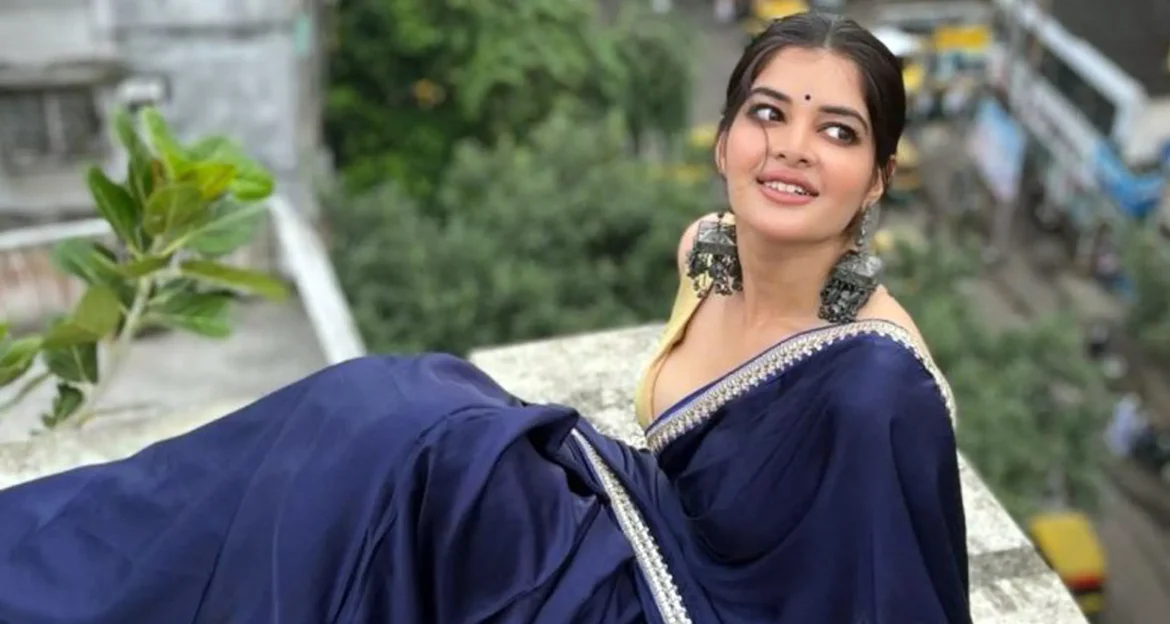 পোশাক নিয়ে বিতর্কে মধুমিতা