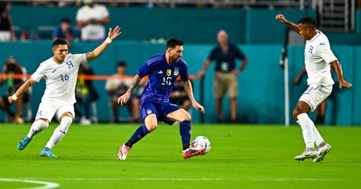 মেসির জোড়া গোলে জয়রথেই আর্জেন্টিনা