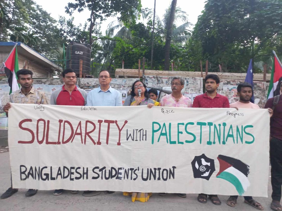 জাতীয় প্রেসক্লাবের সামনে অনুষ্ঠিত সমাবেশে সংহতি জানান বিভিন্ন রাজনৈতিক দল, সংগঠন ও পেশার প্রতিনিধিরা।