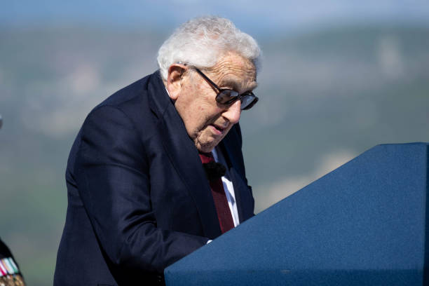 হেনরি কিসিঞ্জার, বিমানে উঠছেন । ফাইল ফটো