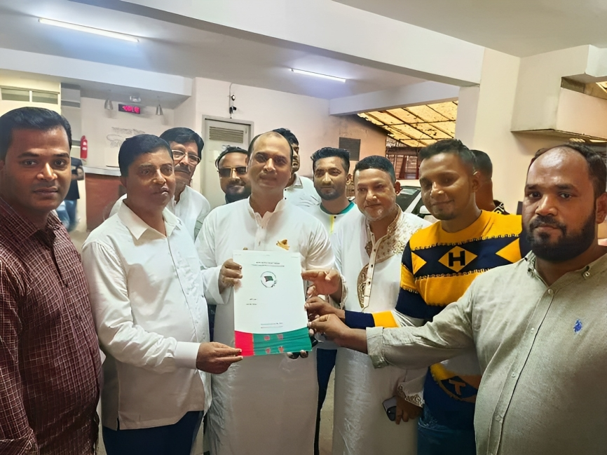 নেতাকর্মীদের সঙ্গে শাহীন চেয়ারম্যান