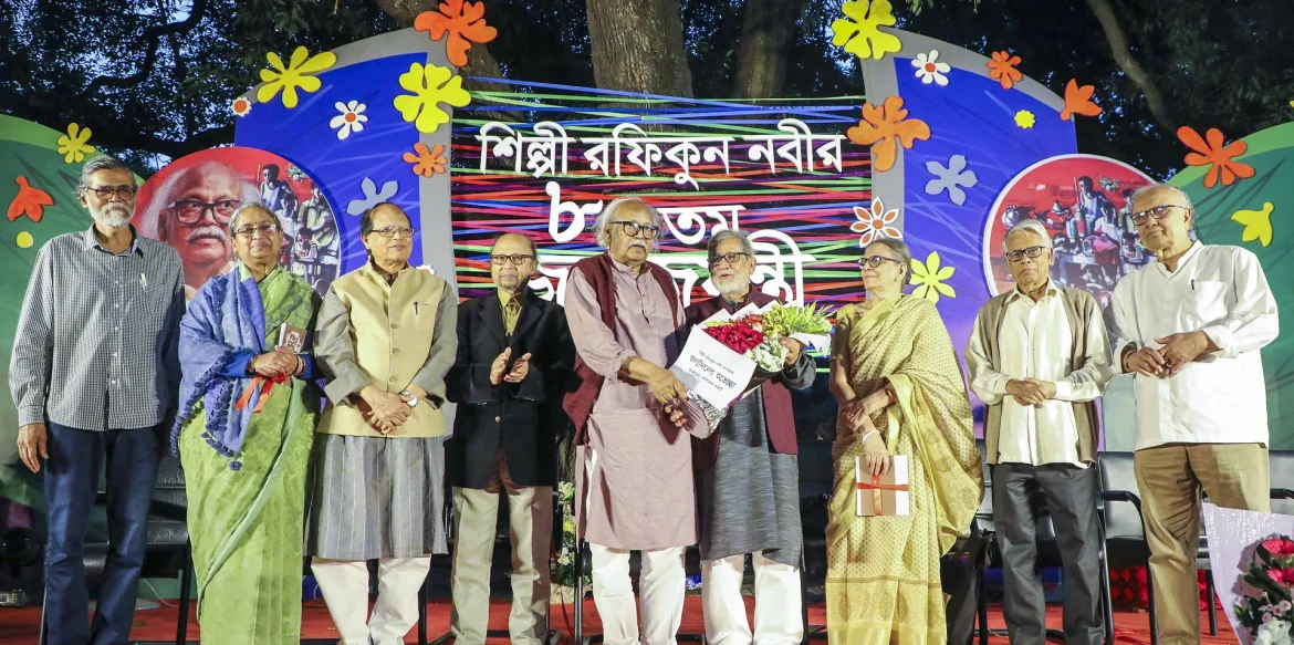 বরেণ্য শিল্পী ইমেরিটাস অধ্যাপক রফিকুন নবীর ৮০তম জন্মদিনে তাঁকে ফুলেল শুভেচ্ছা জানান অনুরাগীরা। ঢাকা বিশ্ববিদ্যালয়ের চারুকলা অনুষদে। ঢাকা, ২৮ নভেম্বর