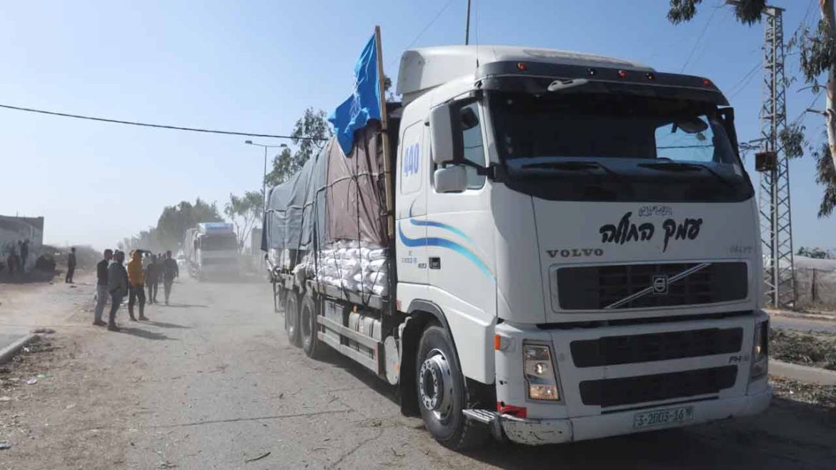 গাজায় যুদ্ববিরতির প্রথম দিন প্রায় ২০০ ত্রাণবাহী ট্রাক ঢুকেছে