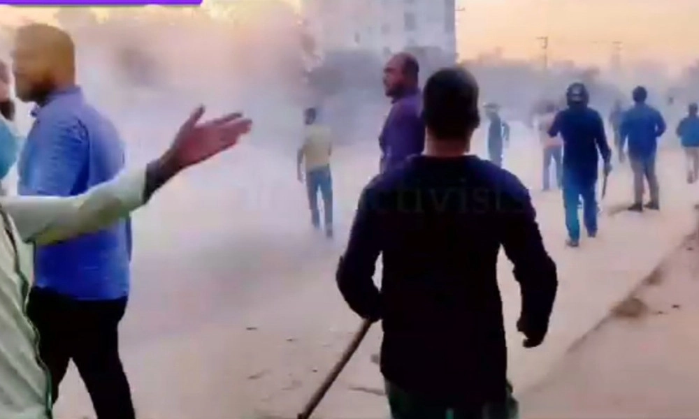 গাজীপুরে আওয়ামী লীগ-বিএনপি ধাওয়া পাল্টা ধাওয়া, ককটেল বিস্ফোরণ