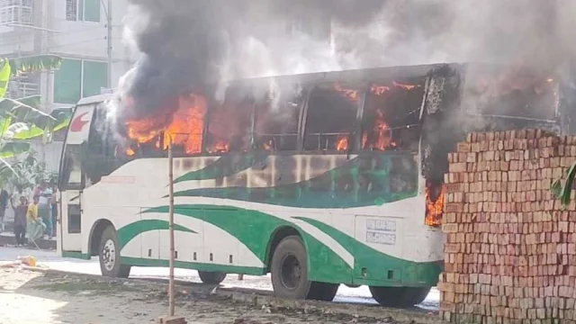 চোখের সামনে নিজের বাস পুড়তে দেখে মালিক অচেতন