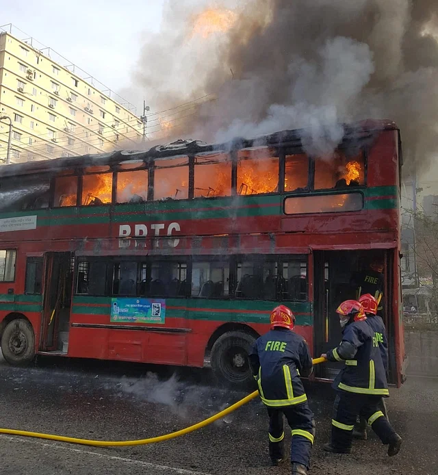 রাজধানীর আবদুল্লাহপুরে বিআরটিসির বাসে আগুন