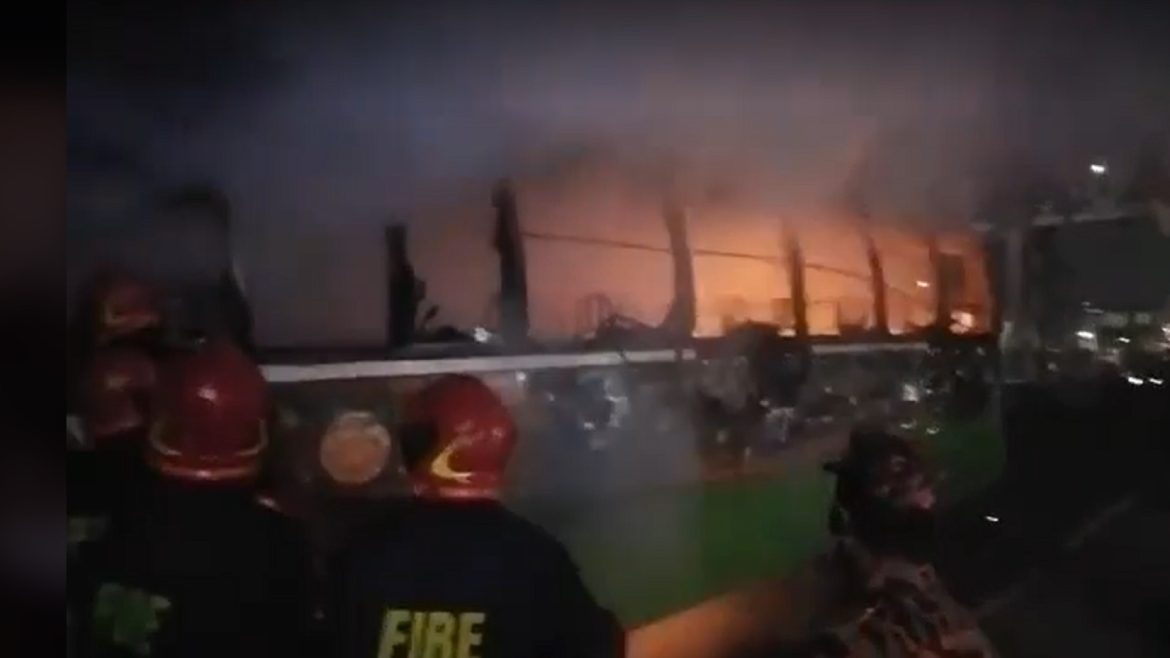 হানিফ ফ্লাইওভারের নিচে বাসে আগুন