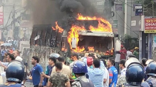 ৩৭ ঘণ্টায় ১৫ পরিবহনে আগুন