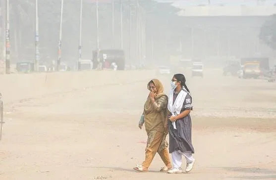 বায়ুদূষণে ঢাকা তৃতীয়