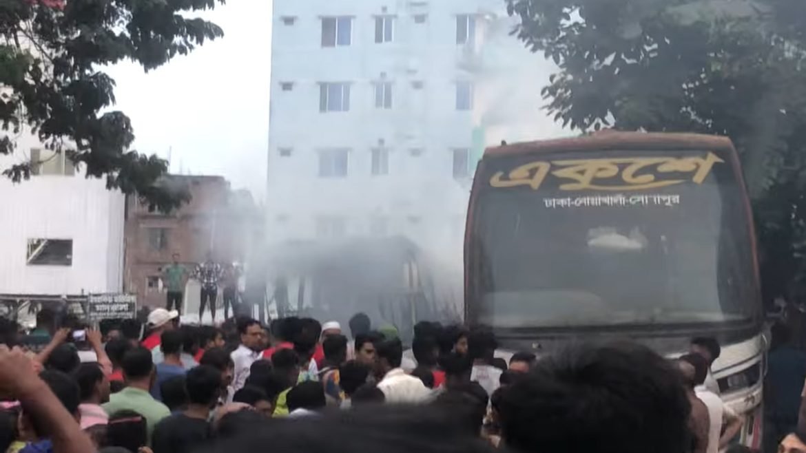 মানিকনগরে একুশে এক্সপ্রেস বাসে আগুন