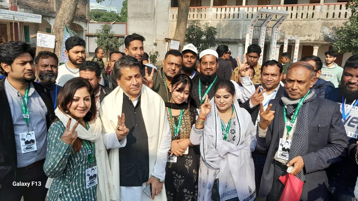 পরিবারের সদস্য ও নেতাকর্মীদের সঙ্গে আব্দুল্লাহ আল কায়সার