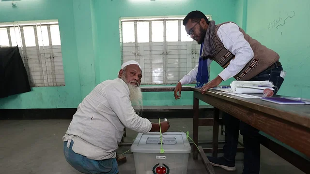 ঢাকা-৫: যাত্রাবাড়ীর এক কেন্দ্রে ৩ ঘণ্টায় ভোট পড়েছে ২৫টি