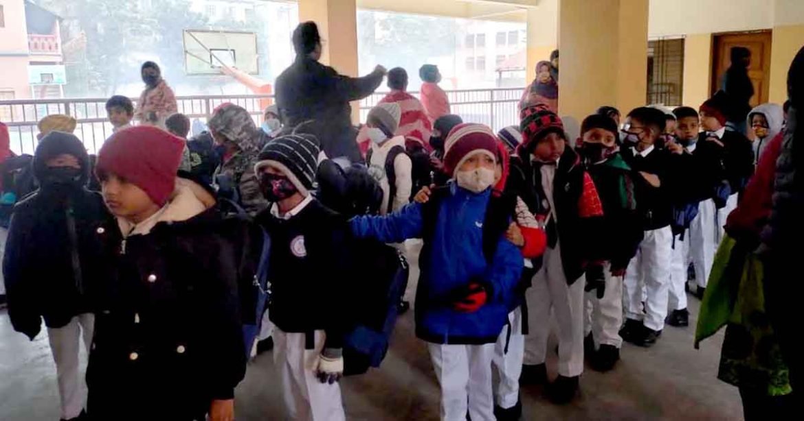 তাপমাত্রা ১৭ ডিগ্রির নিচে থাকলে মাধ্যমিক স্কুল বন্ধ