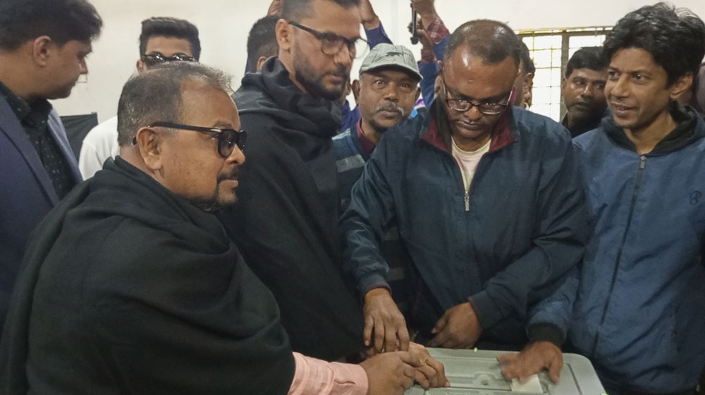 ভোটের আগেই নৌকার ব্যালটে সিল: প্রিসাইডিং কর্মকর্তা আটক