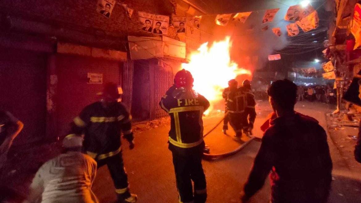 রাজধানীর পুরান ঢাকায় বাজারে আগুন