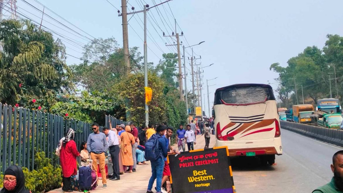কক্সবাজারে ঠাঁই নেই হোটেলে, লাগেজ নিয়ে সমুদ্রতীরে দাঁড়িয়ে পর্যটক