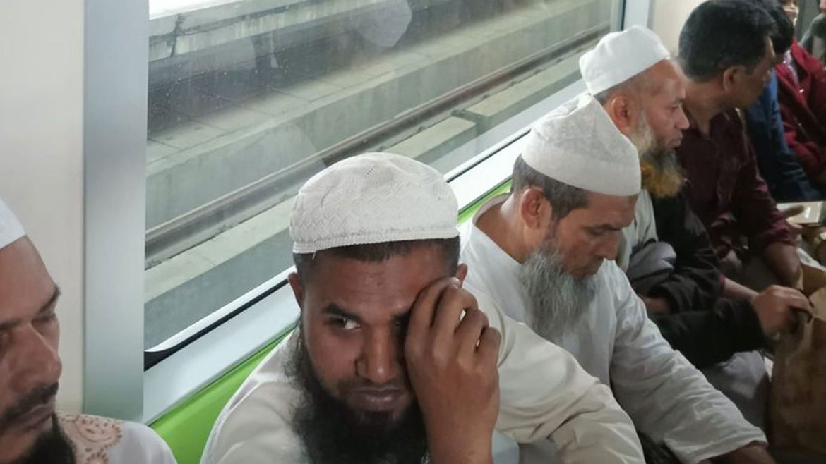 চলতি পথে হঠাৎ বন্ধ মেট্রোরেল, ভেতরে আটকা অসংখ্য যাত্রী