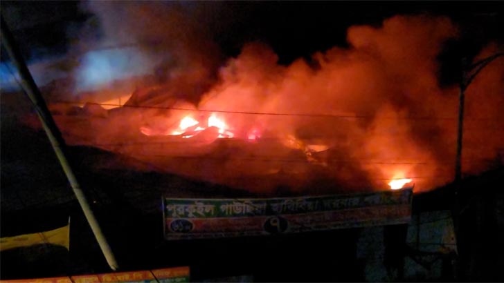 গাউছিয়া বাজারে আগুনে পুড়েছে ২০০ দোকান, অসহায় ব্যবসায়ীরা