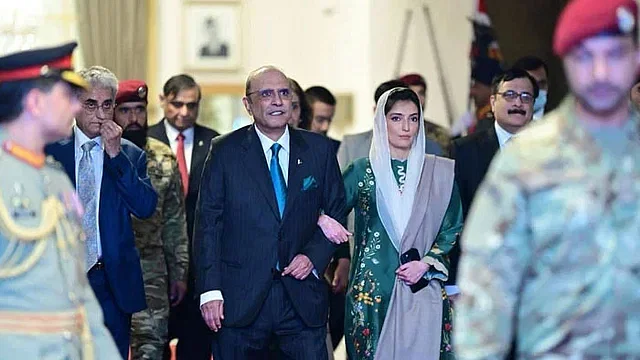 পাকিস্তানে অর্থনৈতিক সংকট, বেতন নেবেন না প্রেসিডেন্ট জারদারি