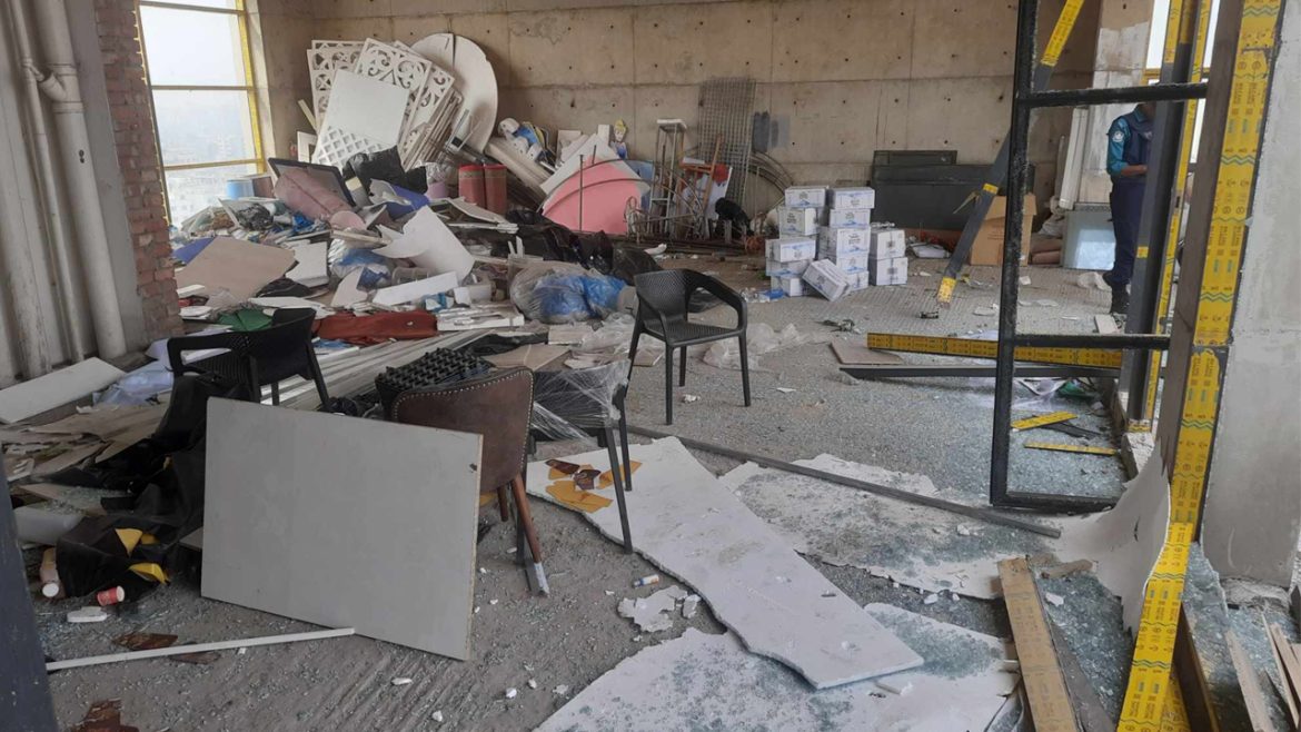 ভেঙে ফেলা হলো টুইন পিকের রুফটপ রেস্তোরাঁ