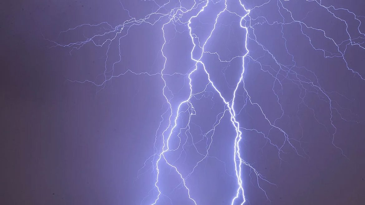 10 died in thunder strike