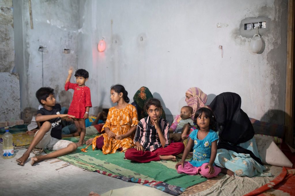 কুয়াকাটায় আশ্রয়কেন্দ্রে মানুষ