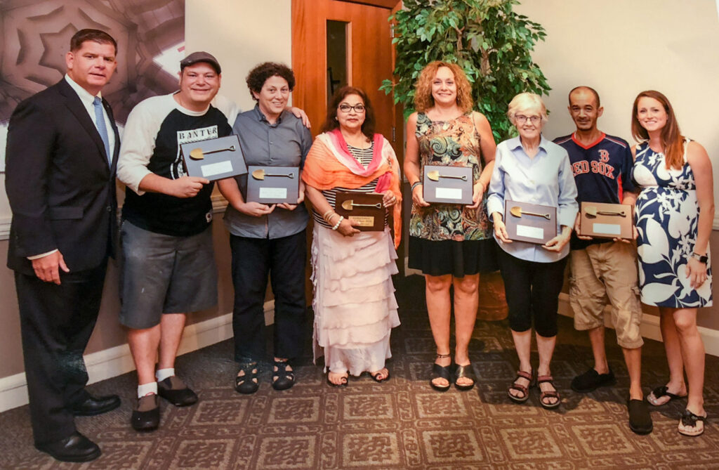 বার্ষিক বাগান পরিচর্যা প্রতিযোগিতার পুরস্কার হাতে নাসিম পারভীন