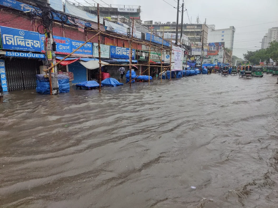 বৃষ্টিতে নিউমার্কেটসংলগ্ন মিরপুর রোডের দৃশ্য