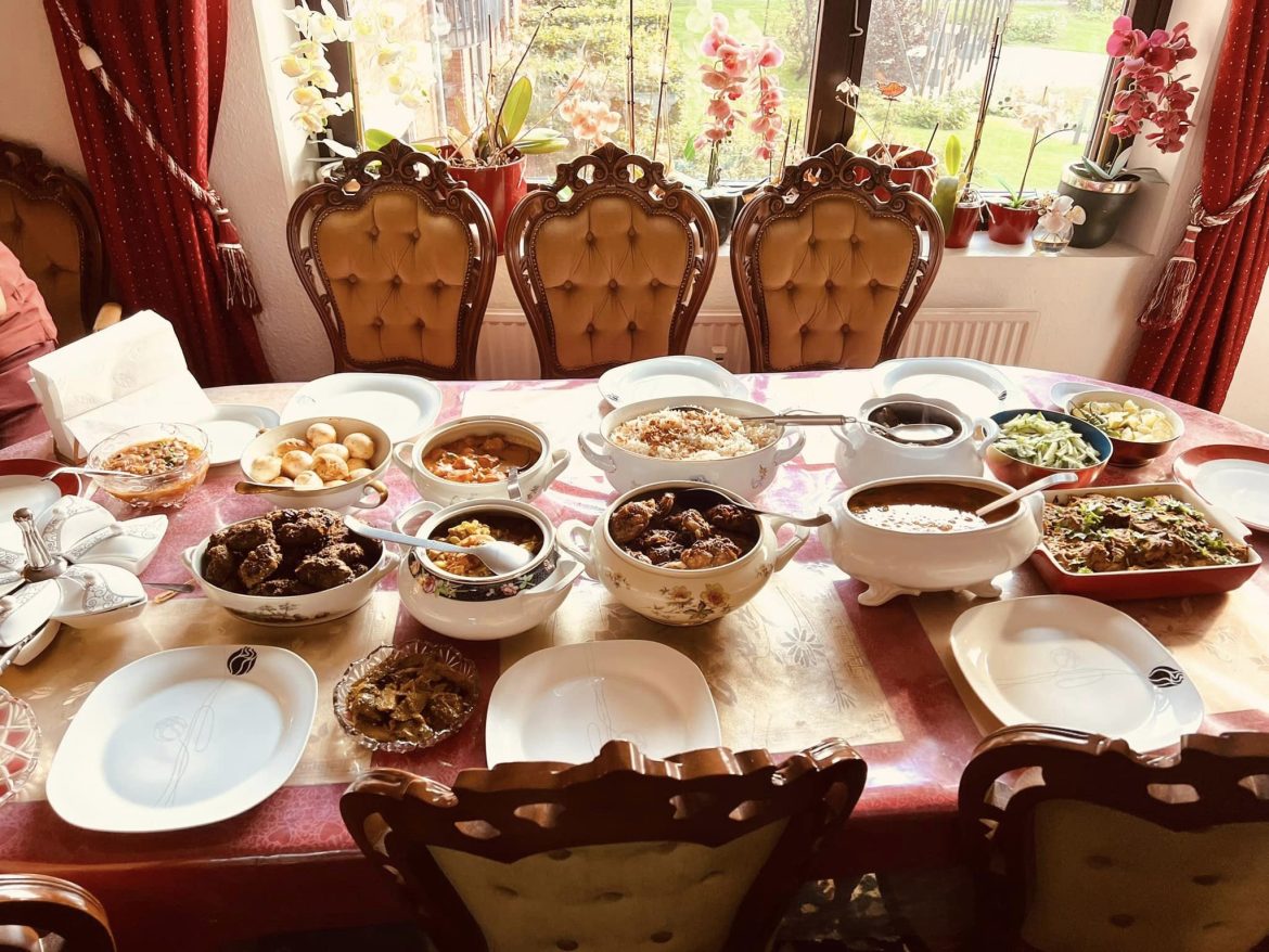 অতিথি আপ্যায়নের জন্য সাজানো খাবার