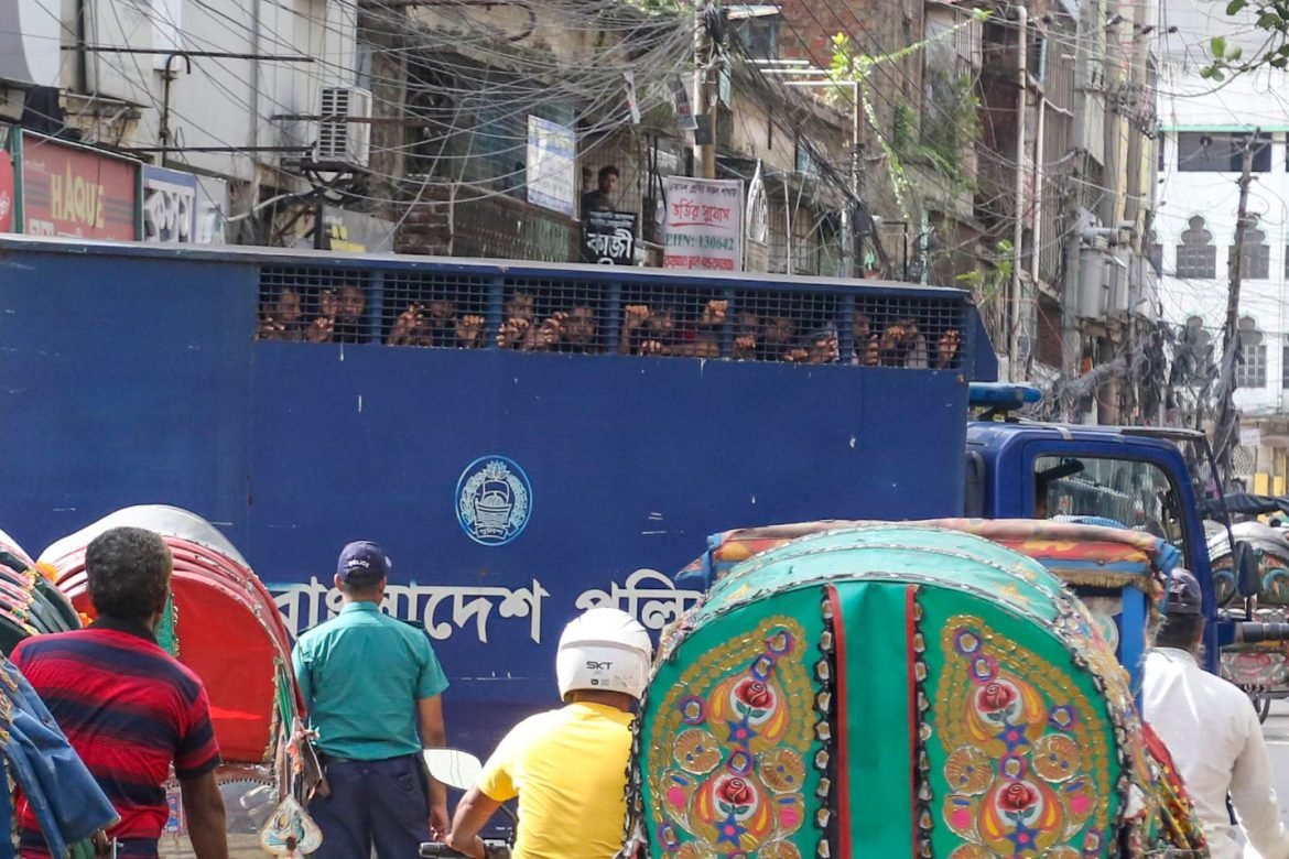 গ্রেপ্তারকৃতদের আদালতে নেওয়া হচ্ছে