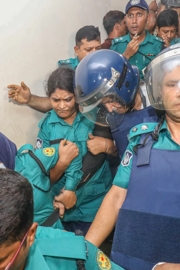 কড়া নিরাপত্তায় দীপু মনিকে আদালতে হাজির করা হয়।