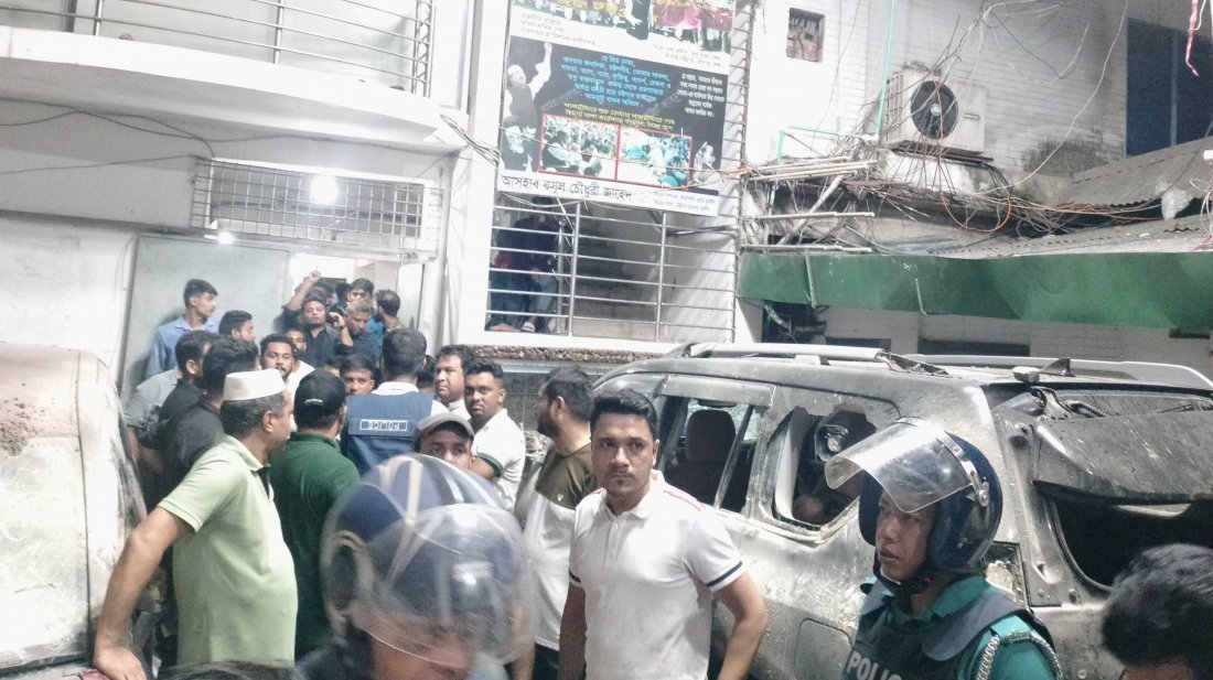 শিক্ষামন্ত্রীর বাসার সামনে থাকা কয়েকটি গাড়ি এবং বাসার জানালার কাচ ভাঙচুর করা হয়েছে