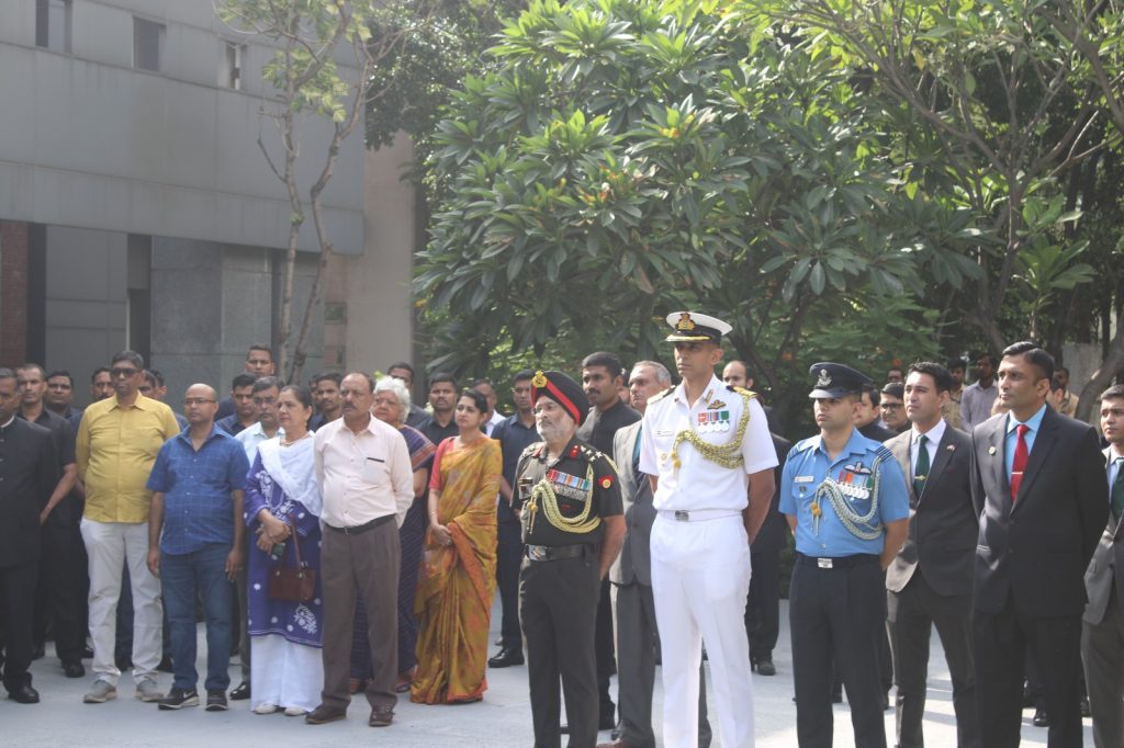 প্রণয় ভার্মার বক্তব্য শুনছেন হাইকমিশনের স্টাফরা।