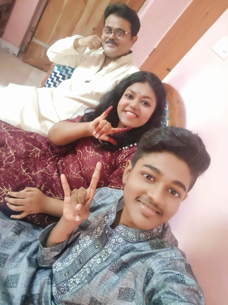 ভাইয়ের সেলফিতে বাবার সঙ্গে নুসরাত তাবাসসুম