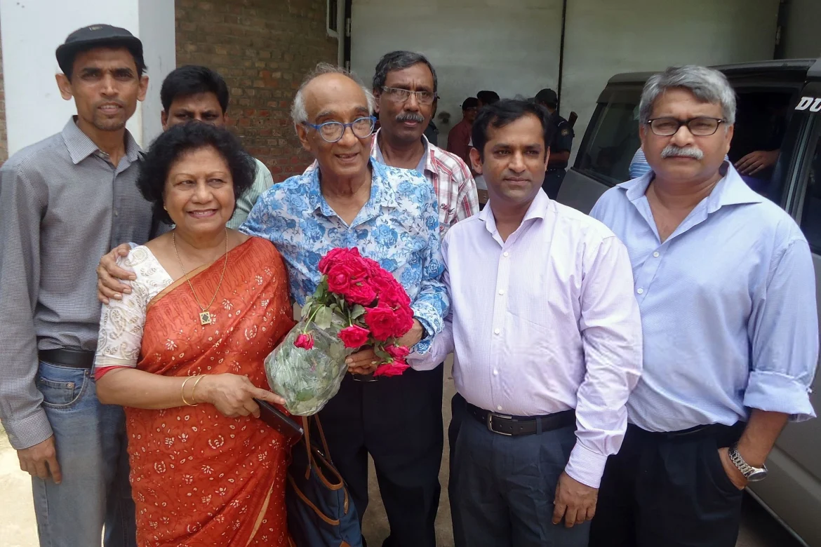 জামিনে মুক্ত হওয়ার পর শফিক রেহমান। ছবিটি ২০১৬ সালের ৬ সেপ্টেম্বর কাশিমপুর কারাগারের সামনে থেকে তোলা।