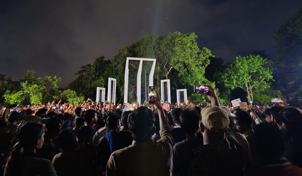 শহীদ মিনারে লাখো মানুষের ঢল