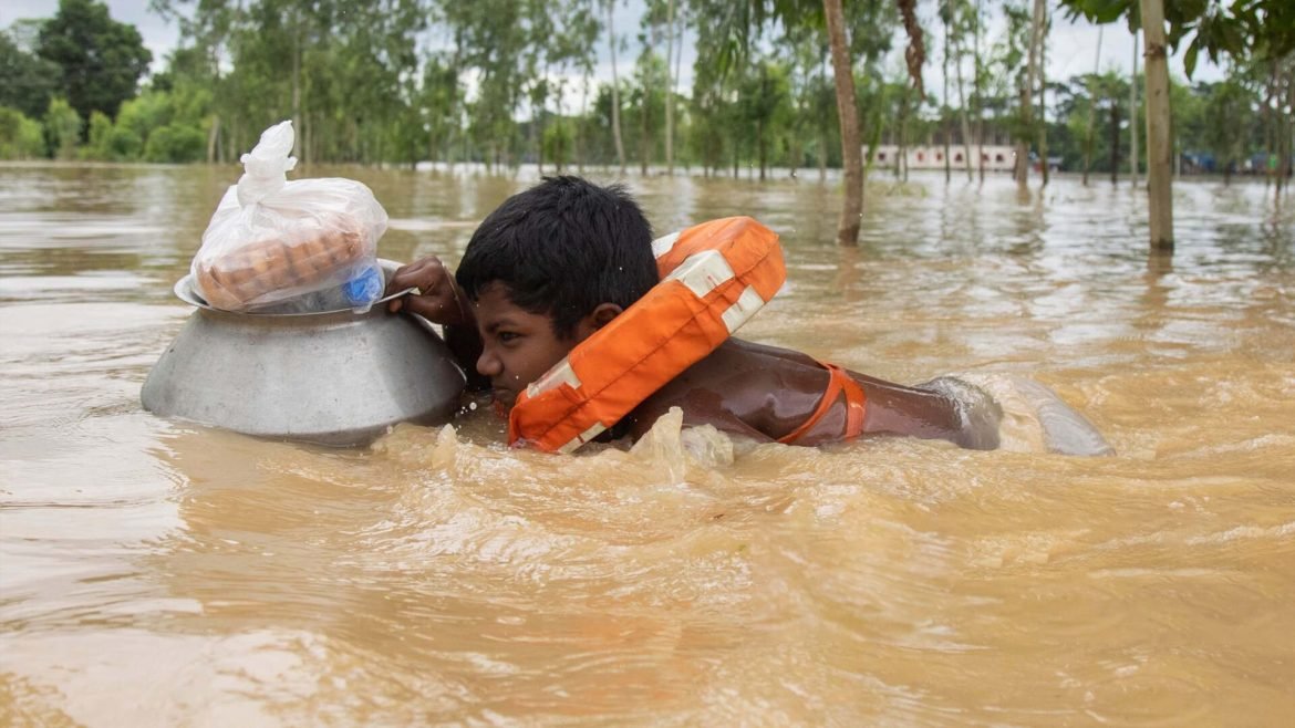 ত্রাণ নিয়ে ঘরে ফিরছে এক শিশু