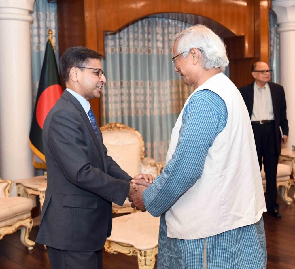 মুহাম্মদ ইউনূসের সঙ্গে প্রণয় ভার্মার করমর্দন