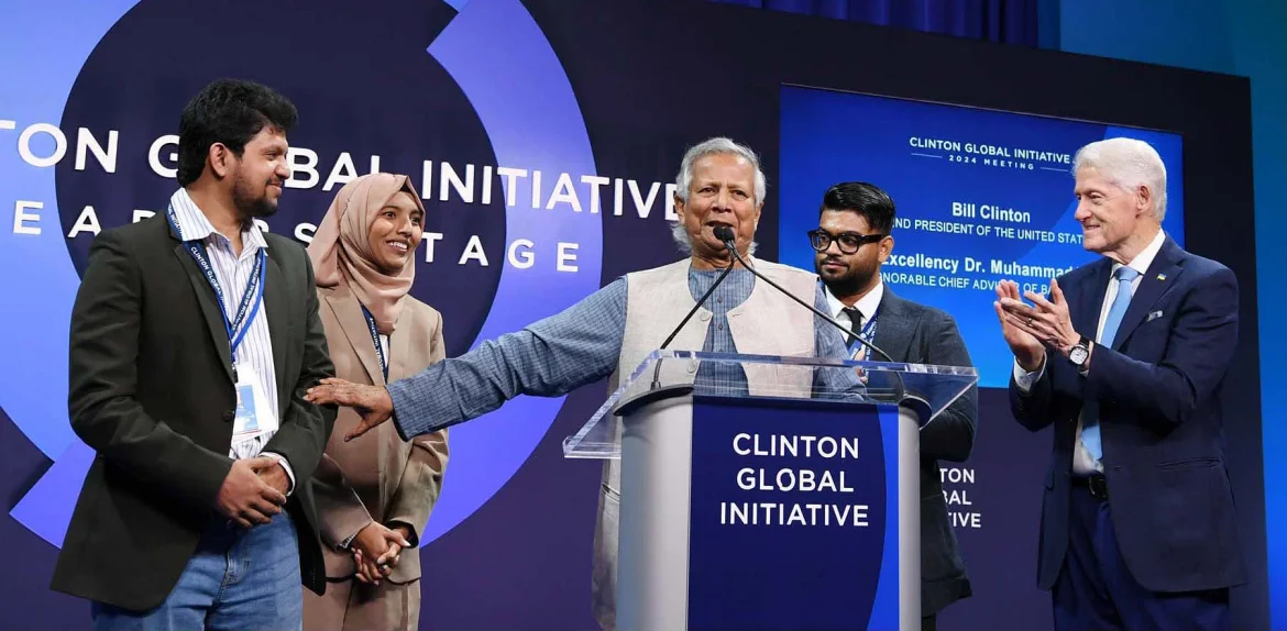 নিউইয়র্কের হিলটন হোটেলে ‘ক্লিনটন গ্লোবাল ইনিশিয়েটিভ’–এর একটি অনুষ্ঠানে বক্তৃতা দেন ড. মুহাম্মদ ইউনূস। এ সময় তাঁর পাশে ছিলেন সাবেক মার্কিন প্রেসিডেন্ট বিল ক্লিনটন। ছবি: পিআইডি