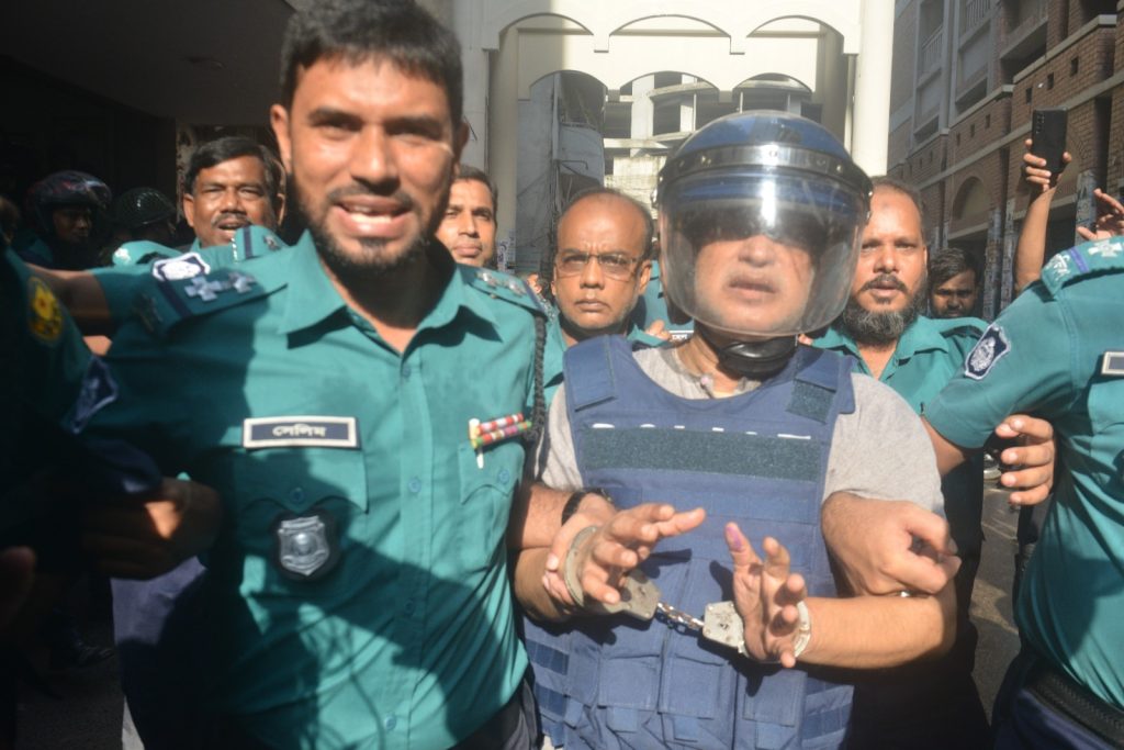 আদালত প্রাঙ্গণে হাতকড়া পরিহিত হাজী সেলিম