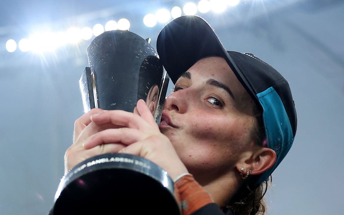 ট্রফিতে অ্যামেলিয়া কারের চুম্বন