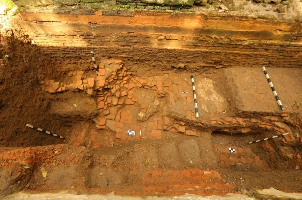 যমুনা ভবনের পশ্চিমের এলাকা উৎখননে আবিষ্কৃত দেয়ালের অংশবিশেষ।