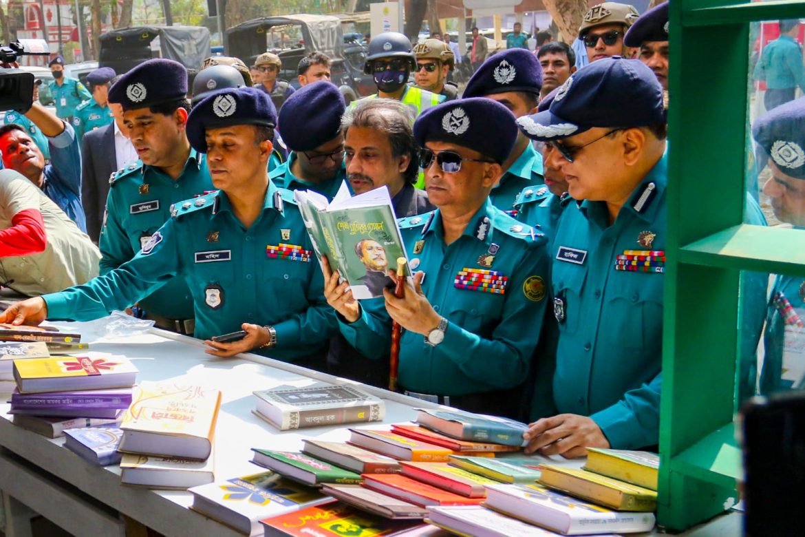 ২০২৩ সালে একুশে বইমেলা শুরুর আগের দিন নিরাপত্তা পরিস্থিতি পর্যবেক্ষণ করতে গিয়ে বাংলা একাডেমীর স্টলে বঙ্গবন্ধুবিষয়ক একটি বই নেড়েচেড়ে দেখছেন তৎকালীন ডিএমপি কমিশনার খন্দকার গোলাম ফারুক।
