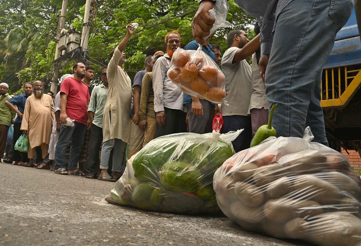 কৃষি বিপণন অধিদপ্তরের ট্রাক থেকে ভর্তুকিমূল্যে কৃষিপণ্য কেনার লাইন