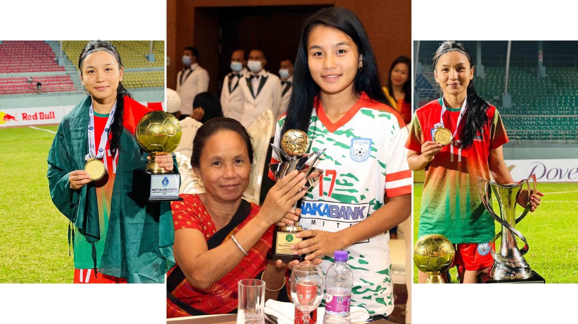 মায়ের সঙ্গে ঋতুপর্ণা চাকমা। গ্রাফিক, গালা