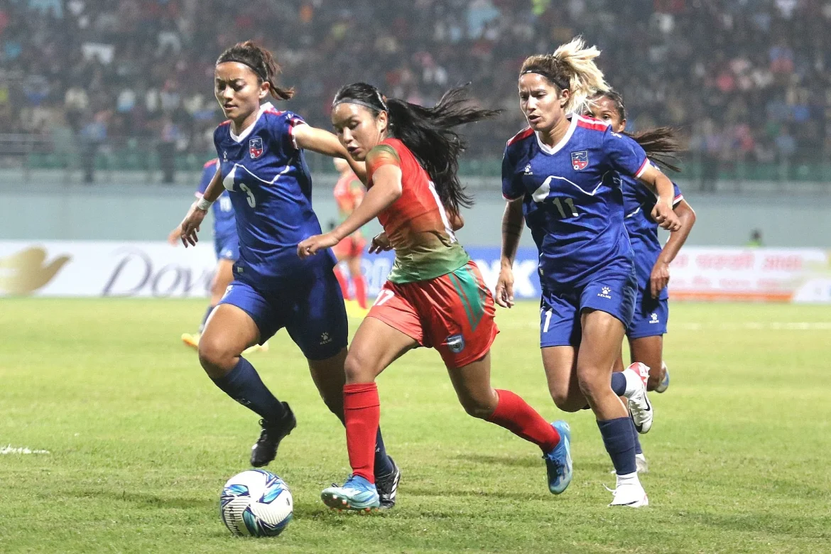 বল নিয়ে এগিয়ে চলেছেন ঋতুপর্ণা চাকমা