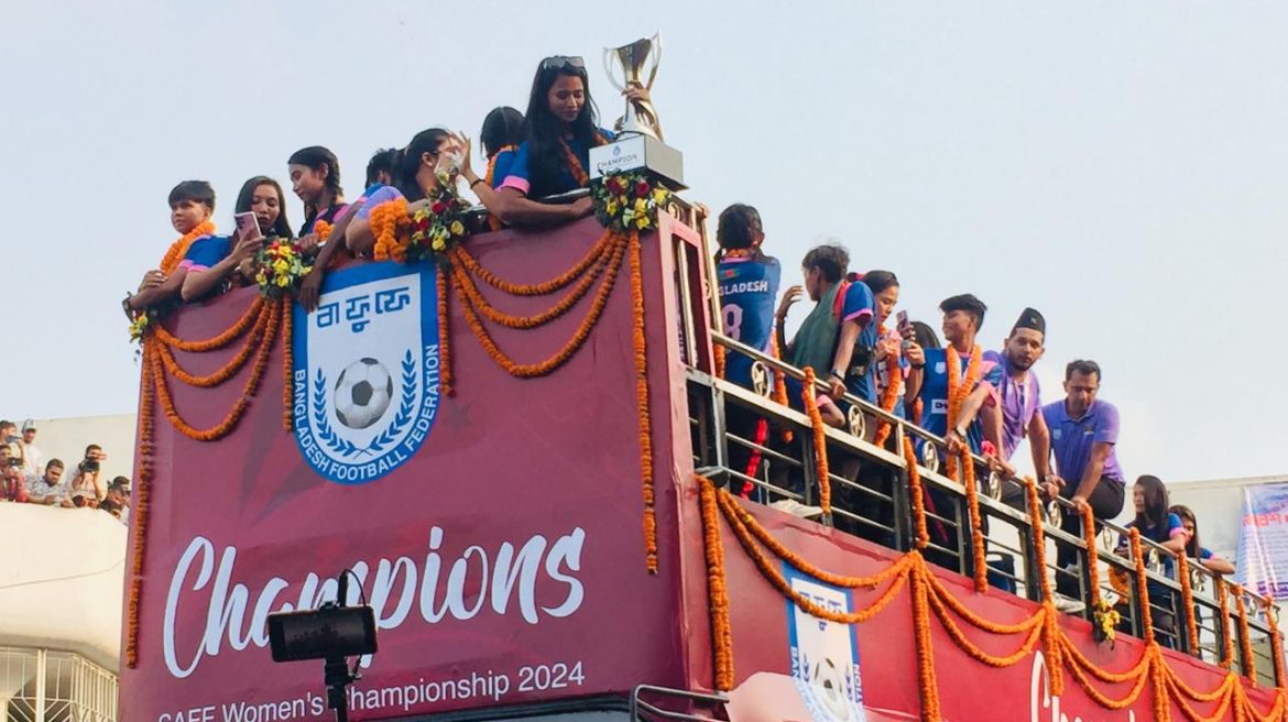 ছাদখোলা বাসে সাফজয়ীরা